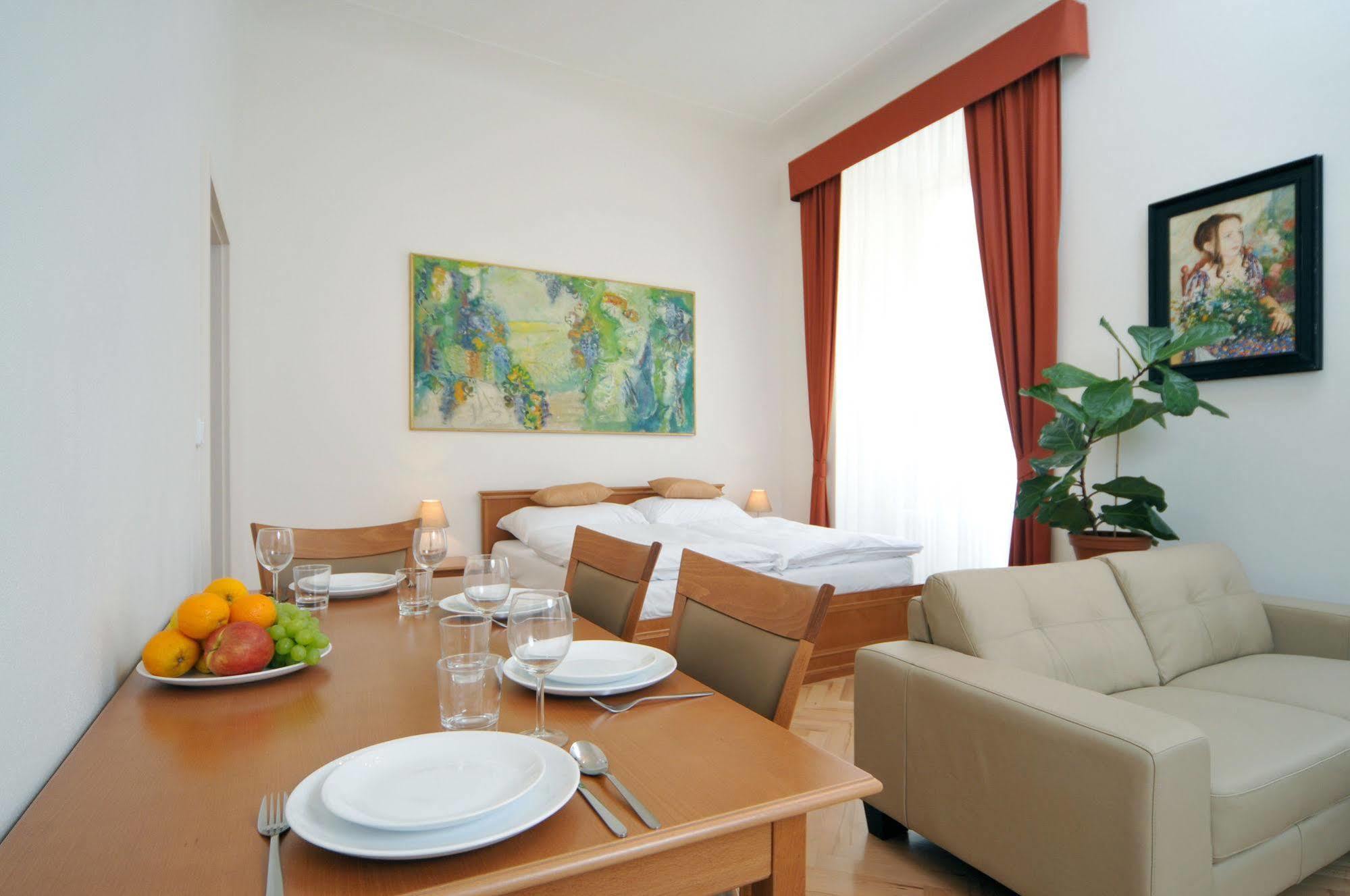 Aparthotel Boutique By Little King 3*